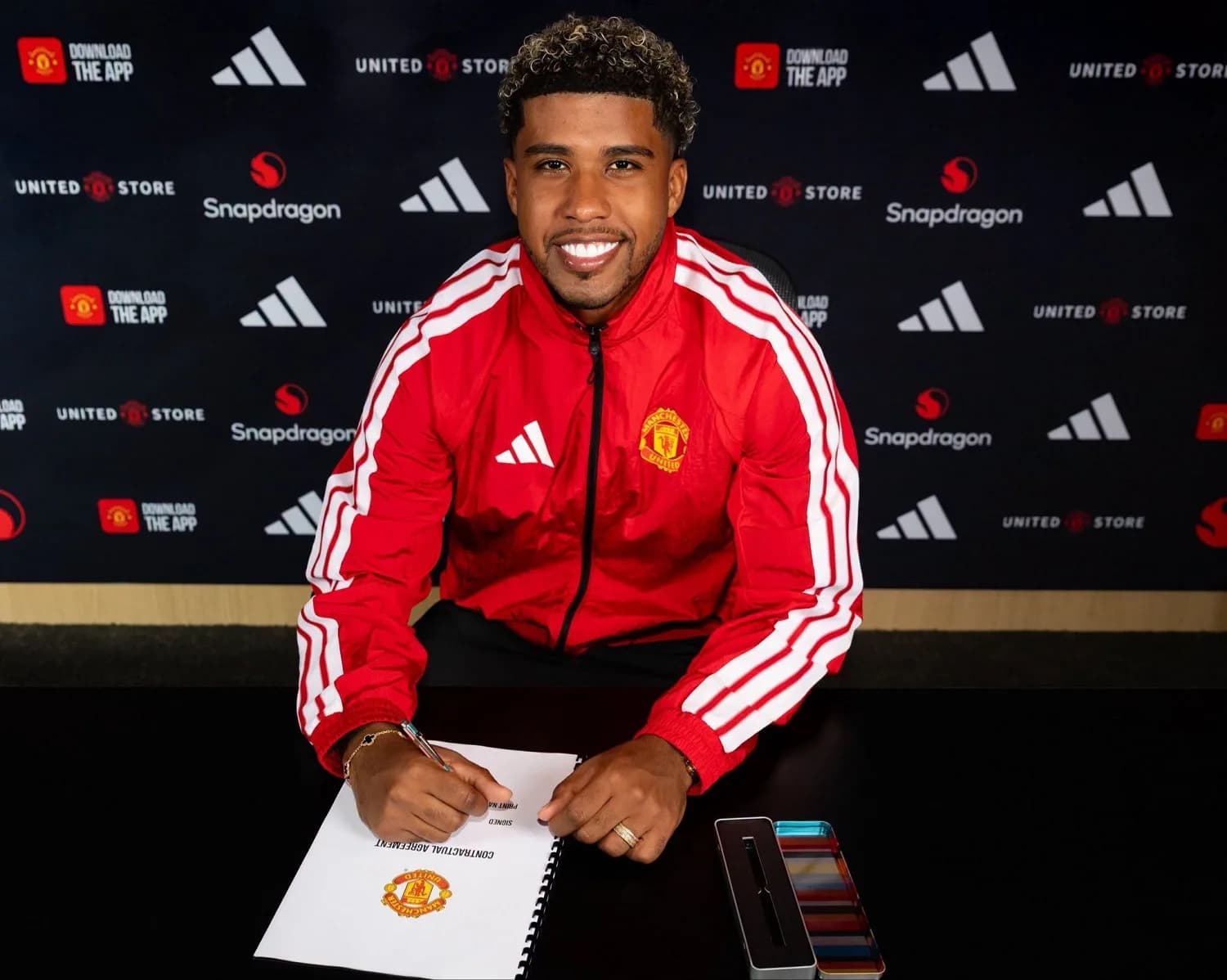 Oficiálne: Santos sa upísal Manchestru United