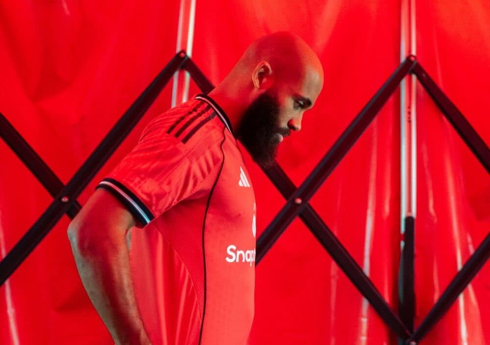 Rooney a Neville velebia Mbeuma: Je to najlepšia posila