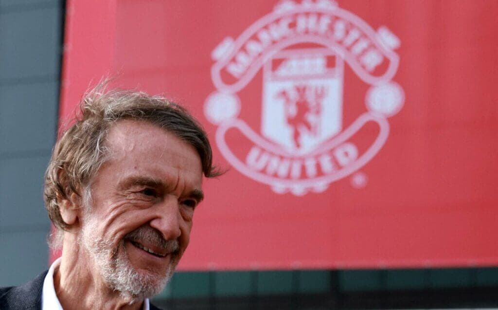 Oficiálne: Ratcliffe dokončil kúpu podielu v Manchestri United