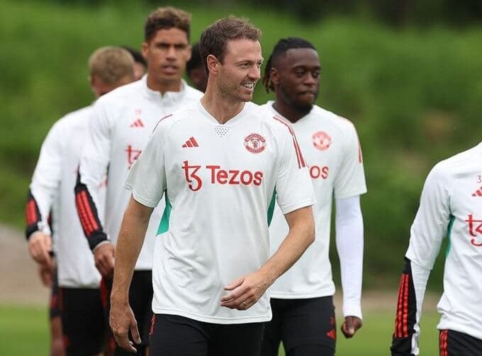 Oficiálne: Jonny Evans je súčasťou tímu, ktorý sa postaví Lyonu